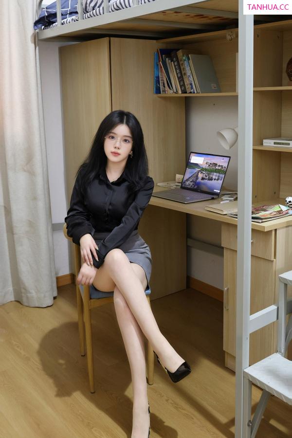   [XiuRen]高清写真图 2024.06.07 No.8674 小薯条nienie 丝袜美腿第13张图片